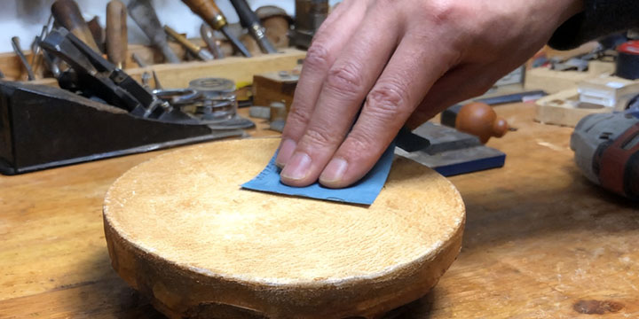 椰鼓打磨鼓面 - 使用细砂纸去除小毛刺