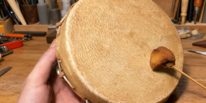 椰鼓润油工艺 - 涂抹马油滋润鼓面防止龟裂