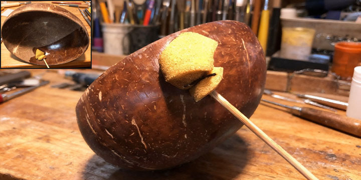 椰鼓上油工艺 - 用天然桐油均匀涂抹椰壳内外